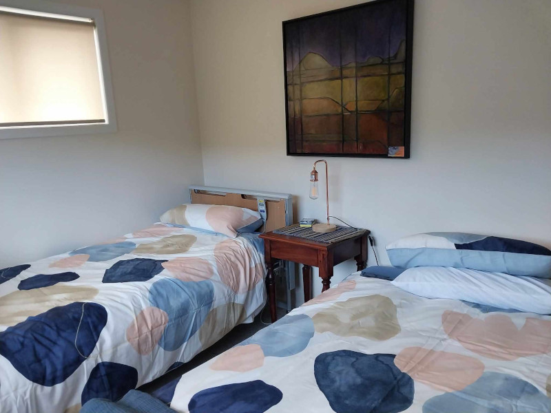 Bedroom with 2 single beds